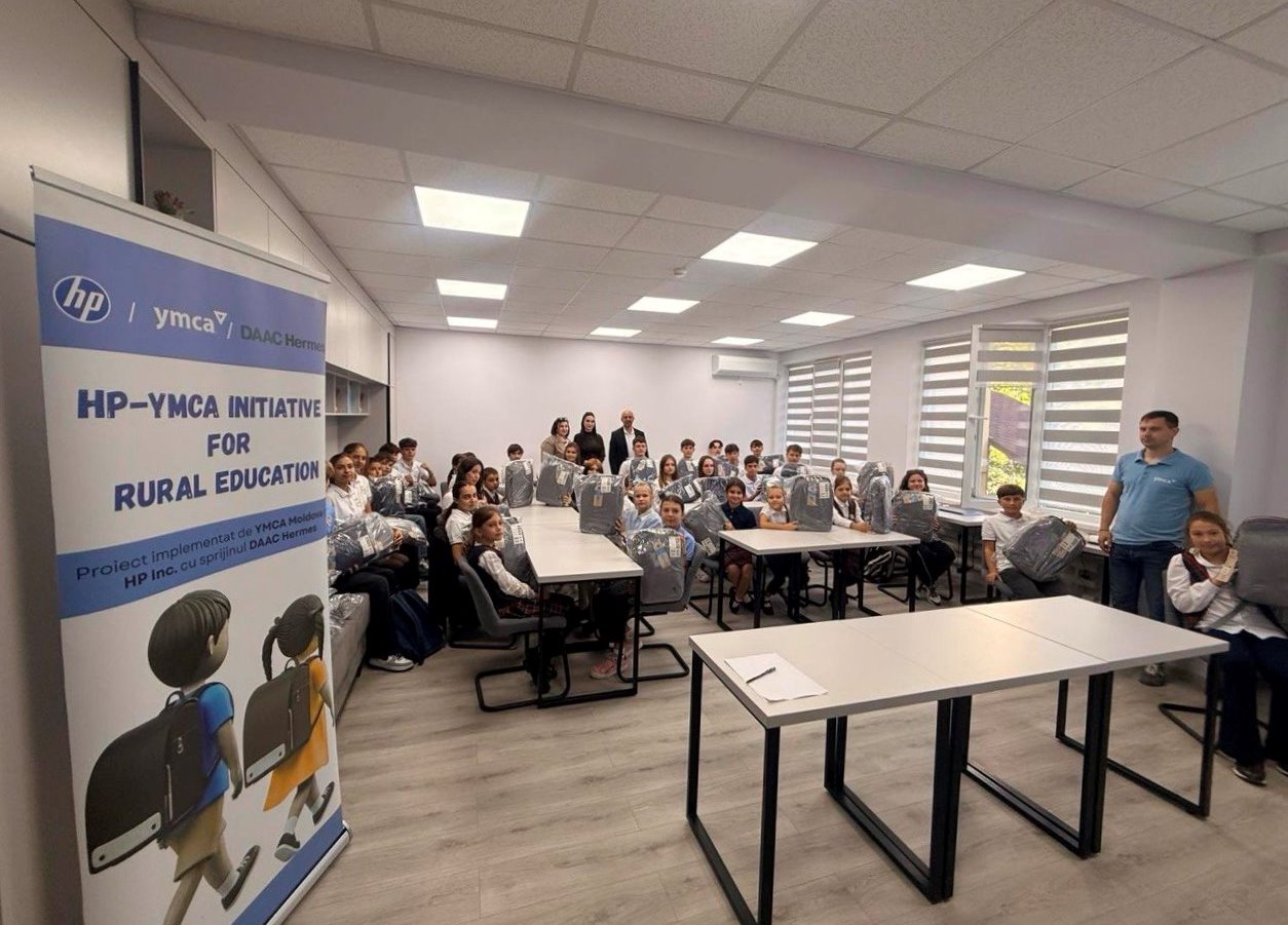Ghiozdane pentru 5000 de copii din familii social-vulnerabile, la început de an școlar