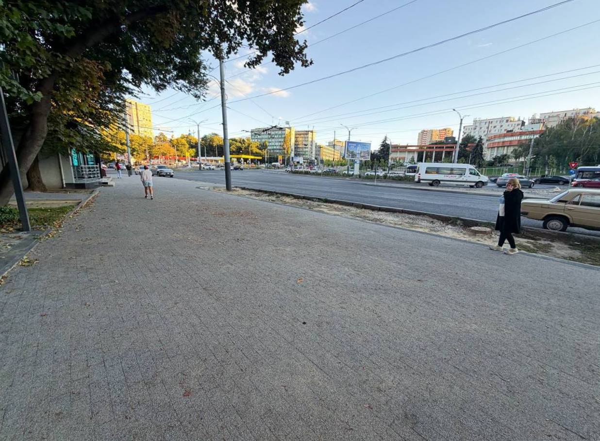 Continuă lucrările de reabilitare a trotuarelor pe bd. Iuri Gagarin