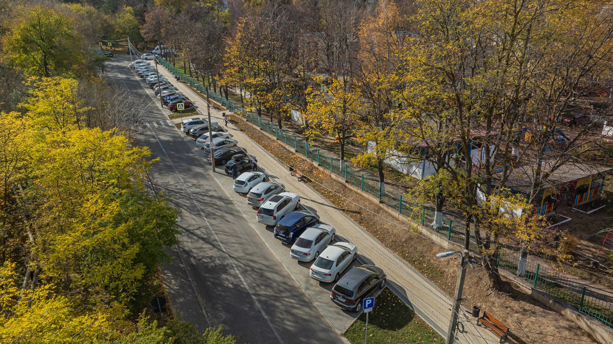 În sectoarele capitalei continuă amenajarea noilor locuri pentru parcare