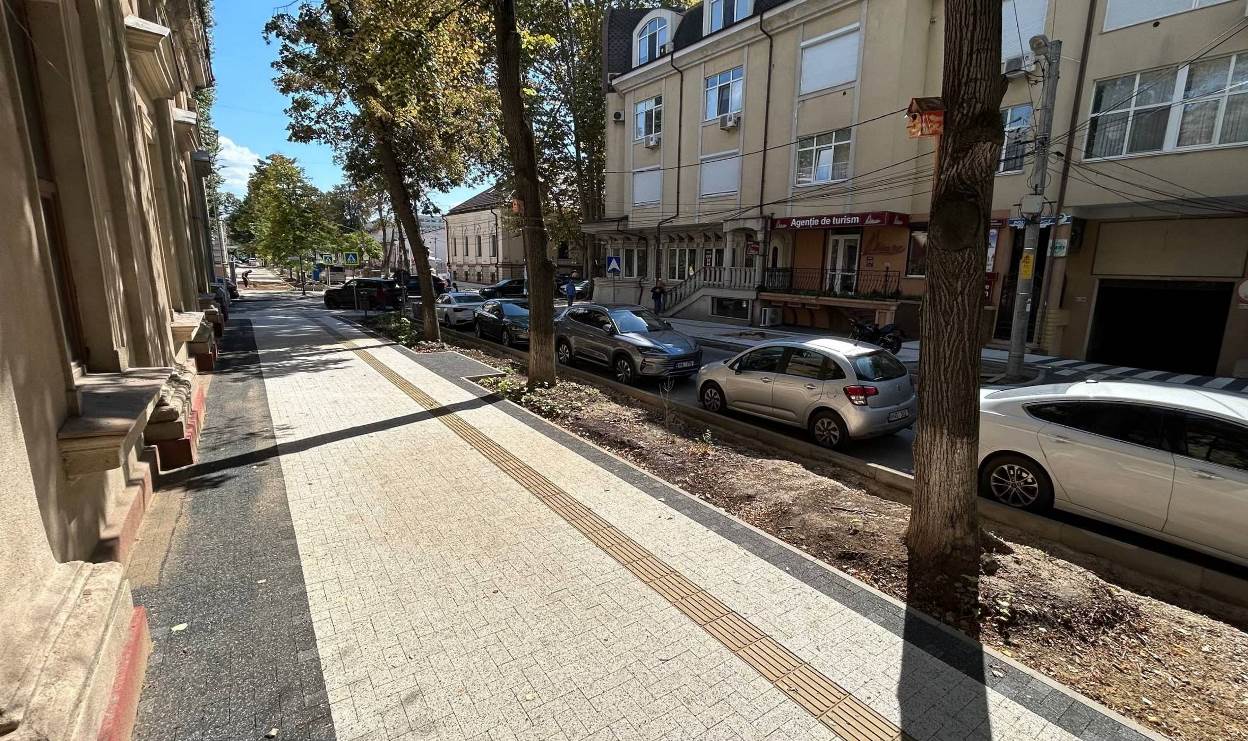 Continuă lucrările de reabilitare a străzii Veronica Micle, din centrul istoric al orașului