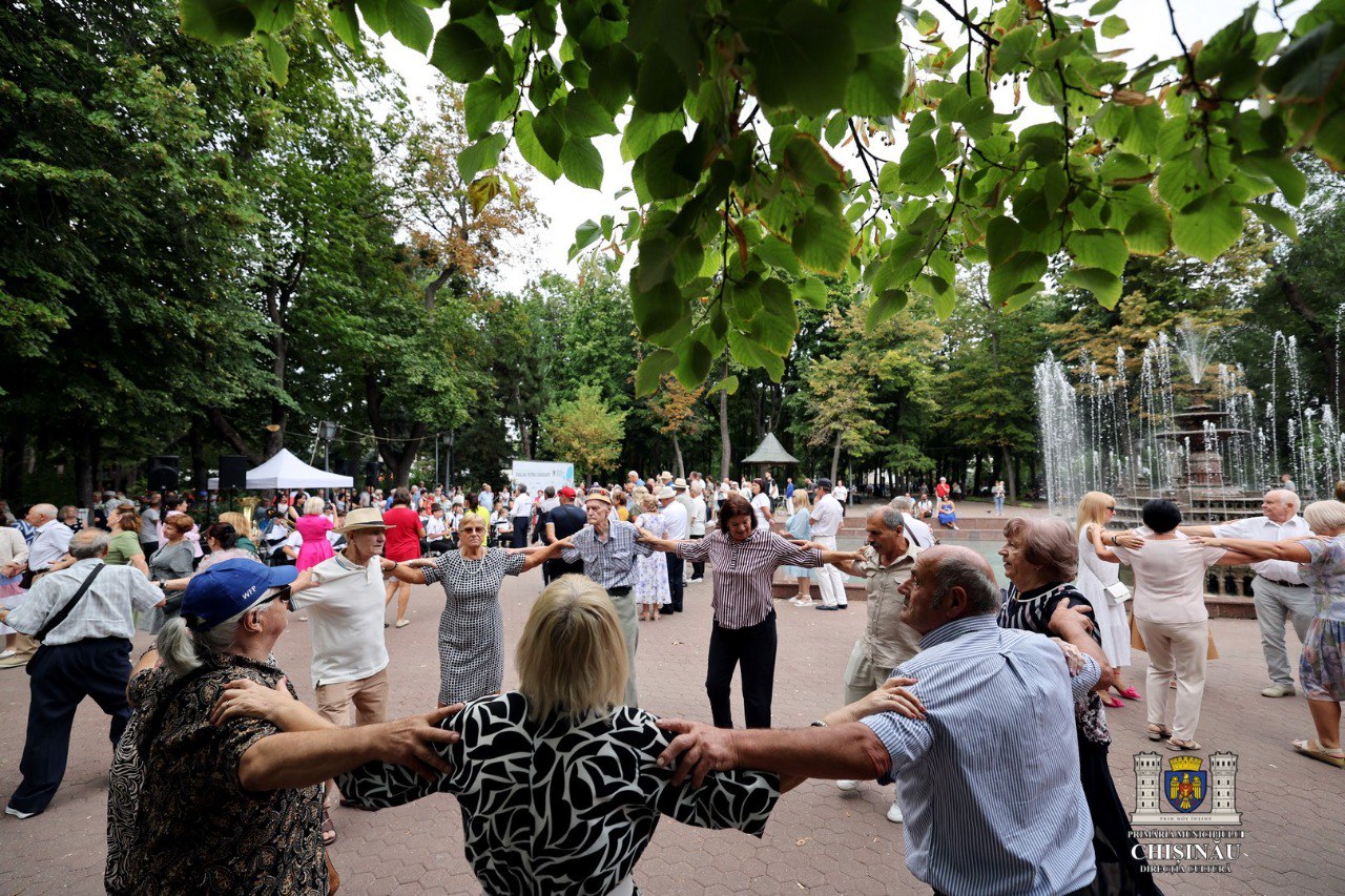 Seniorii din capitală sunt invitați la tradiționalele dansuri de weekend în parc, pe 19 septembrie 2026